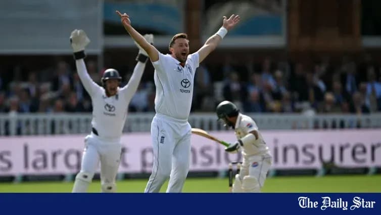 Jugador de cricket celebrando mientras otro bateador se prepara