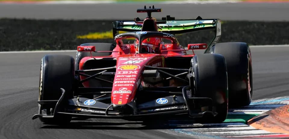 Coche de Fórmula 1 Ferrari tomando una curva