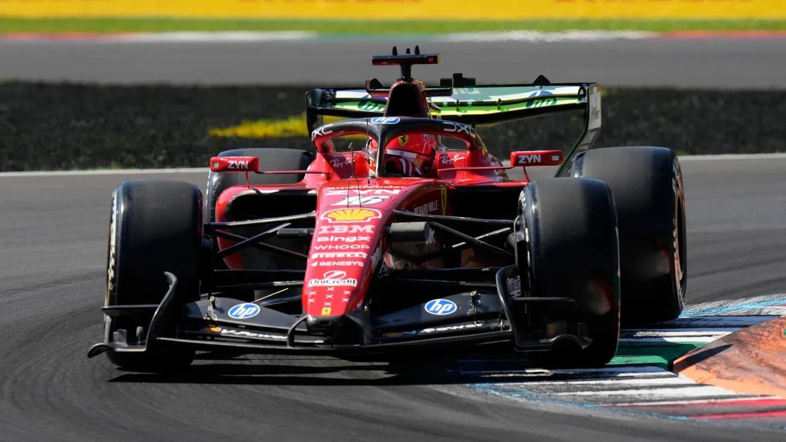 Coche de Fórmula 1 Ferrari tomando una curva