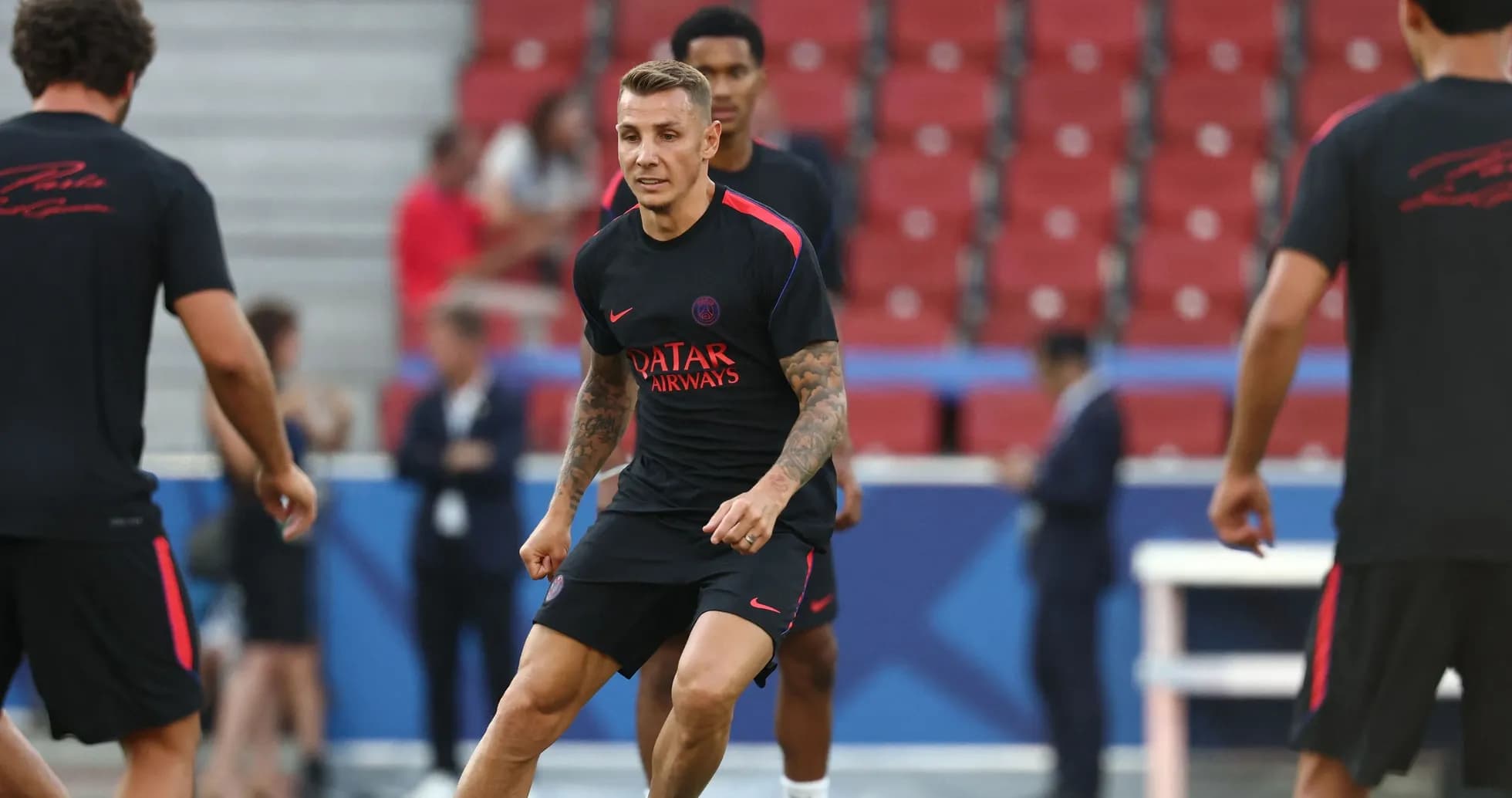 Jugador entrenando en el campo con compañeros