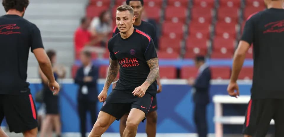 Jugador entrenando en el campo con compañeros