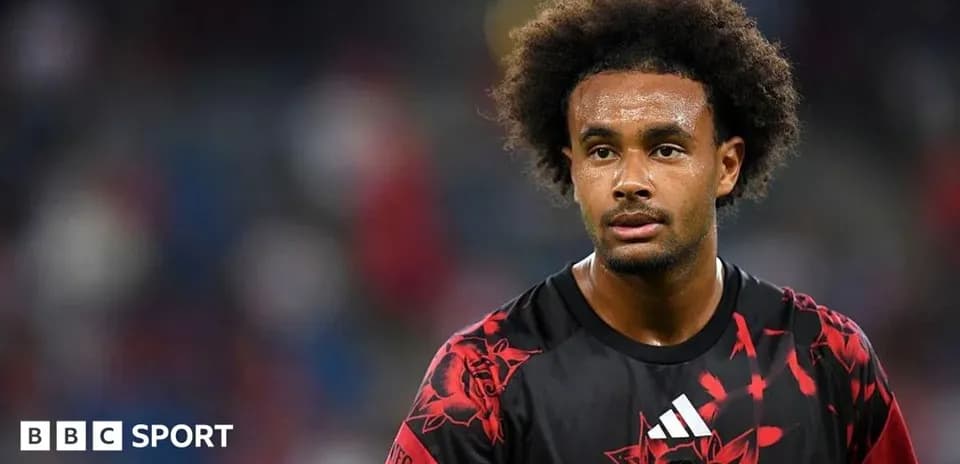 Jugador de fútbol con camiseta negra y roja