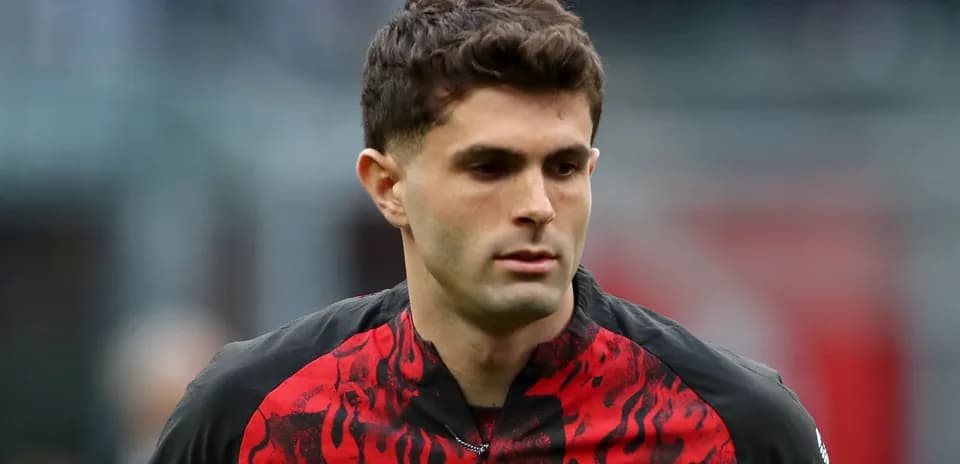 Jugador de AC Milan con camiseta negra y roja