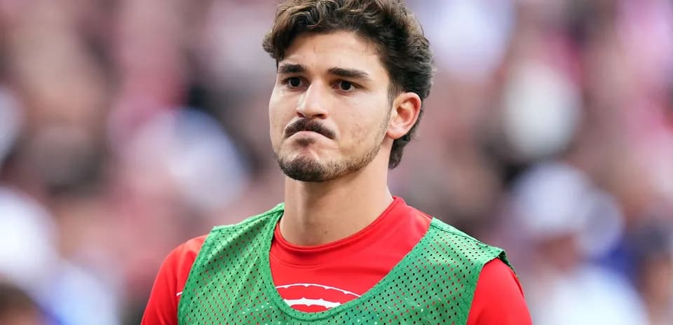 Jugador en la banca con uniforme de entrenamiento