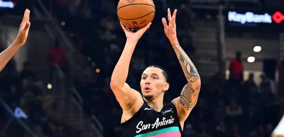 Jugador de baloncesto lanzando el balón en partido