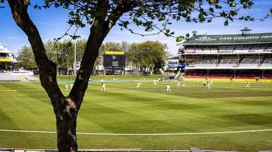 Partido de cricket en el estadio con jugadores