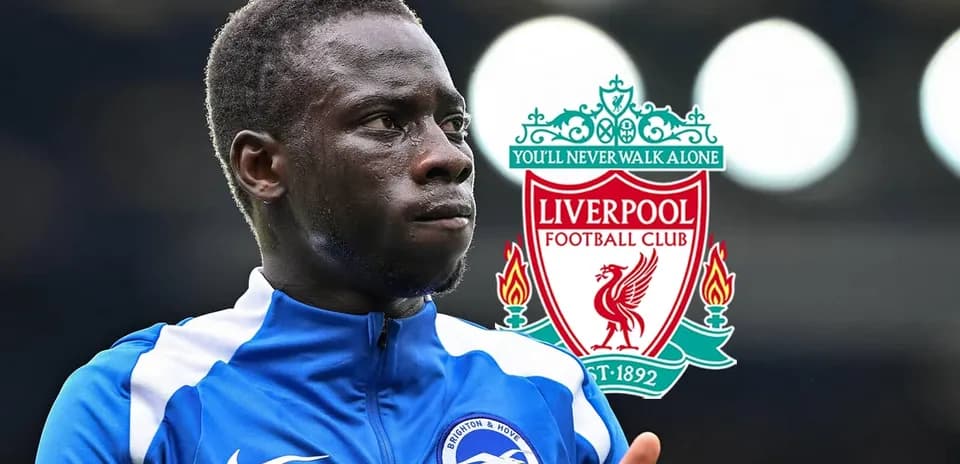 Jugador de Brighton con escudo de Liverpool detrás