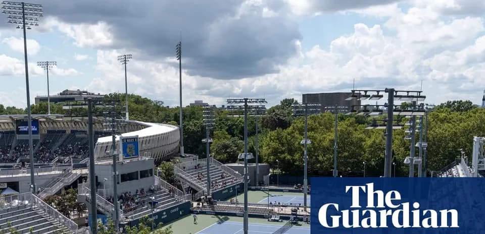 Vista panorámica del complejo de tenis con canchas