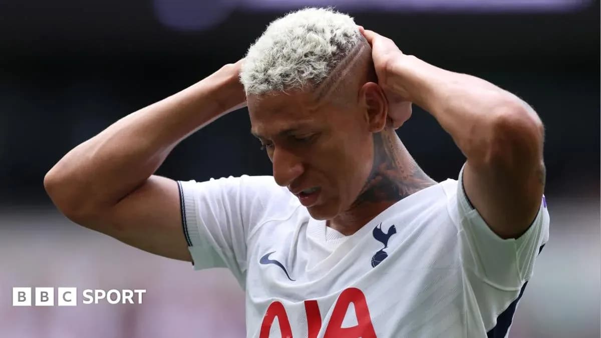 Jugador de Tottenham con la cabeza en las manos