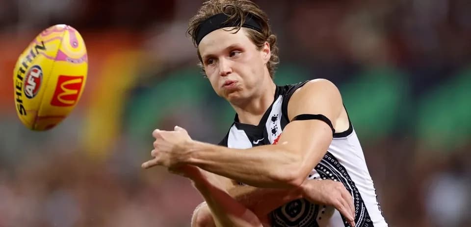 Jugador de AFL lanzando el balón durante el partido