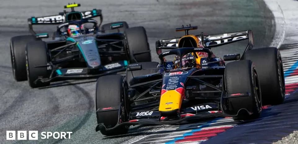 Dos coches de Fórmula 1 compitiendo en la pista