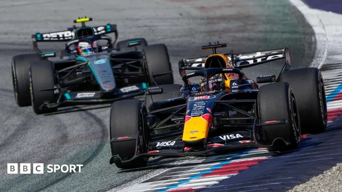 Dos coches de Fórmula 1 compitiendo en la pista