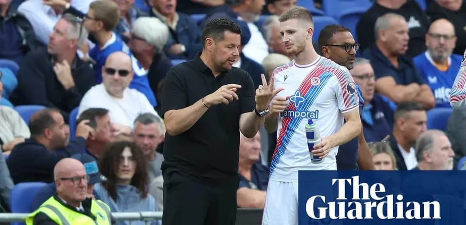 Entrenador hablando con jugador en la línea de banda