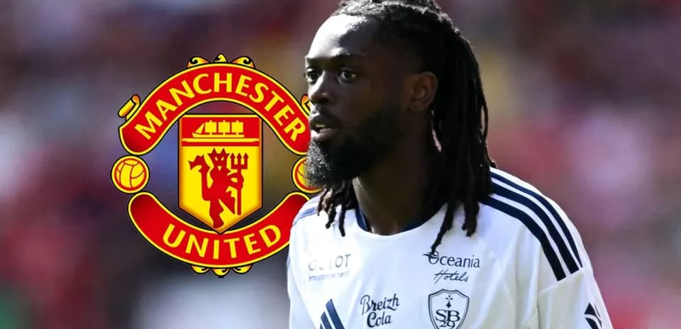 Jugador de fútbol con camiseta blanca y logo de Manchester United