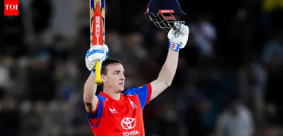 Jugador de cricket levantando su bate tras anotar