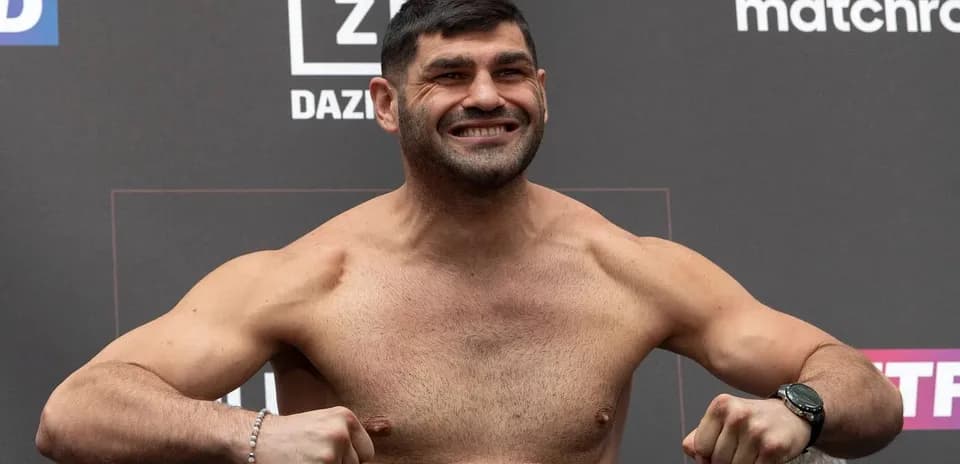 Boxeador posando en la báscula durante pesaje