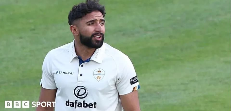 Jugador de cricket en uniforme durante el partido