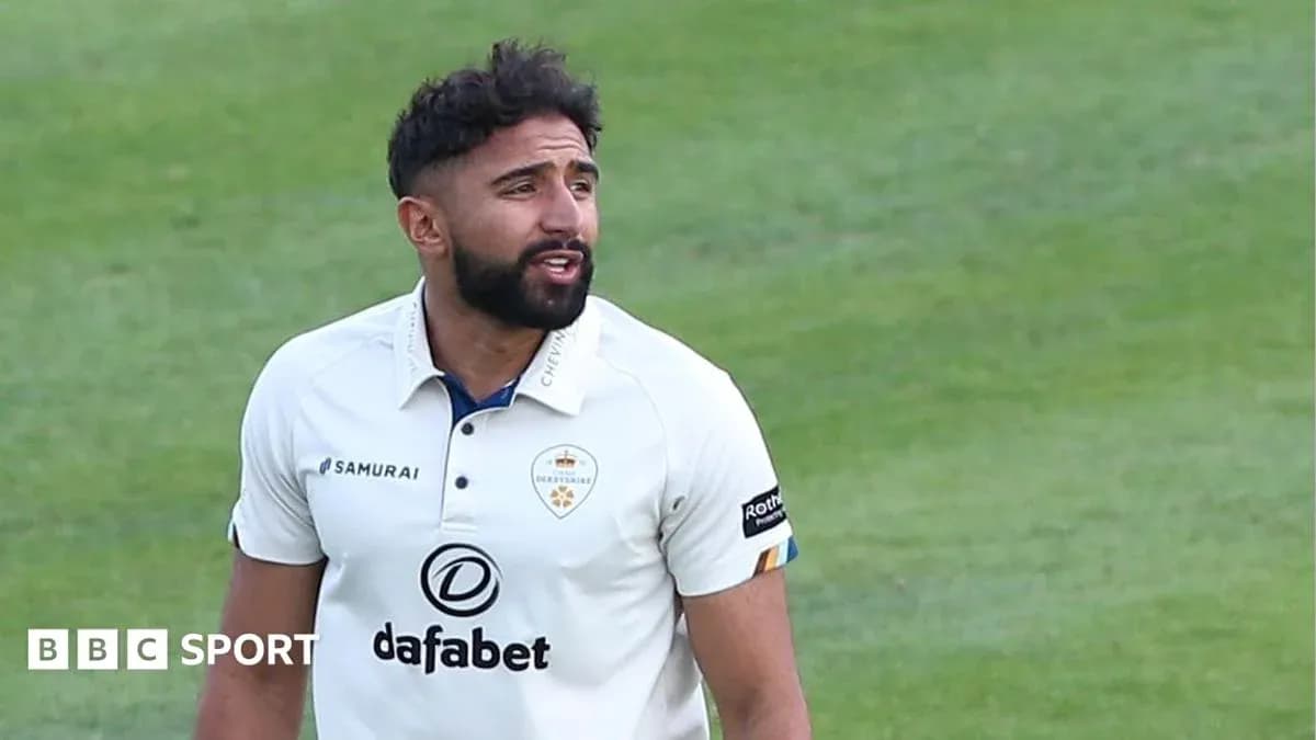Jugador de cricket en uniforme durante el partido