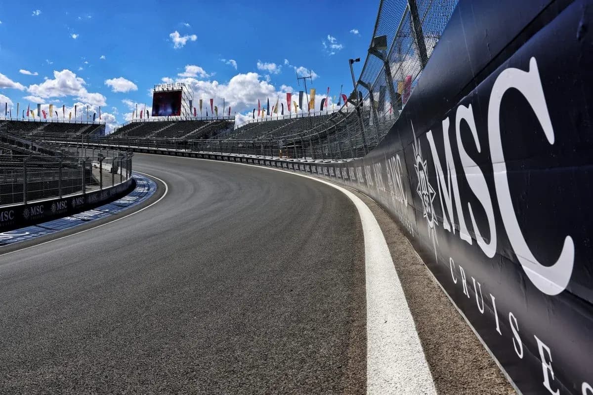 Curva de pista con gradas vacías y cielo azul