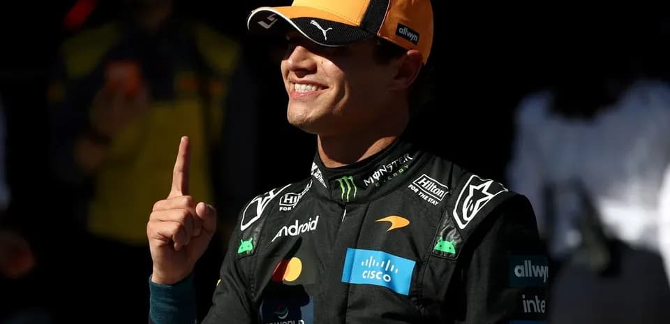 Piloto de McLaren señalando con un dedo en pista