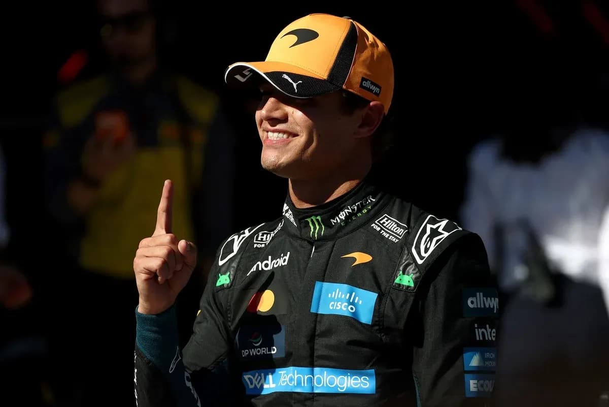 Piloto de McLaren señalando con un dedo en pista