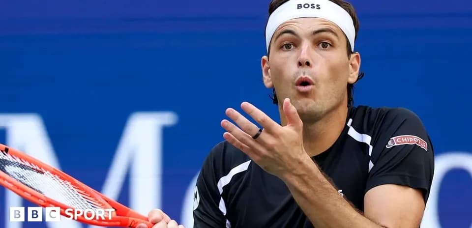 Jugador de tenis reaccionando durante un partido
