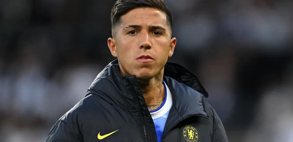 Jugador de Chelsea en el banquillo antes del partido