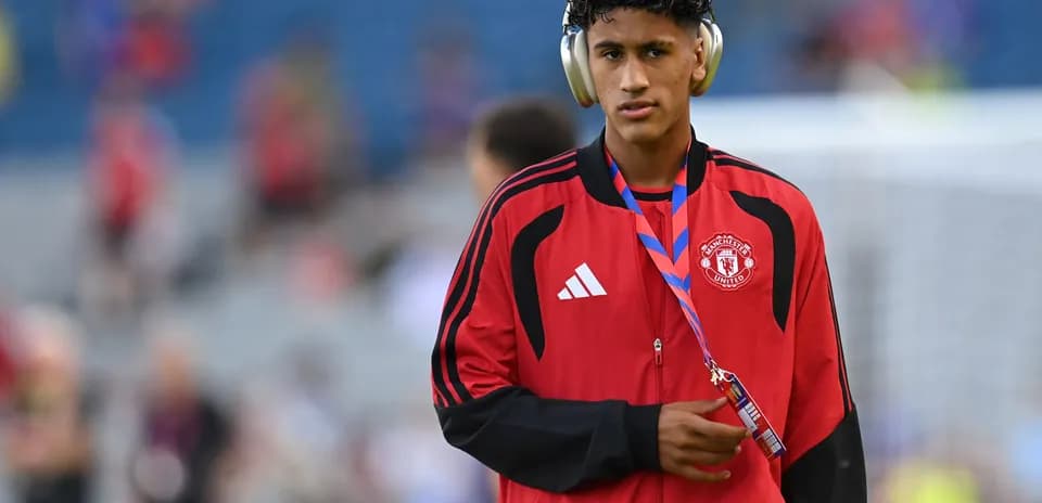 Jugador de Manchester United con auriculares y medalla