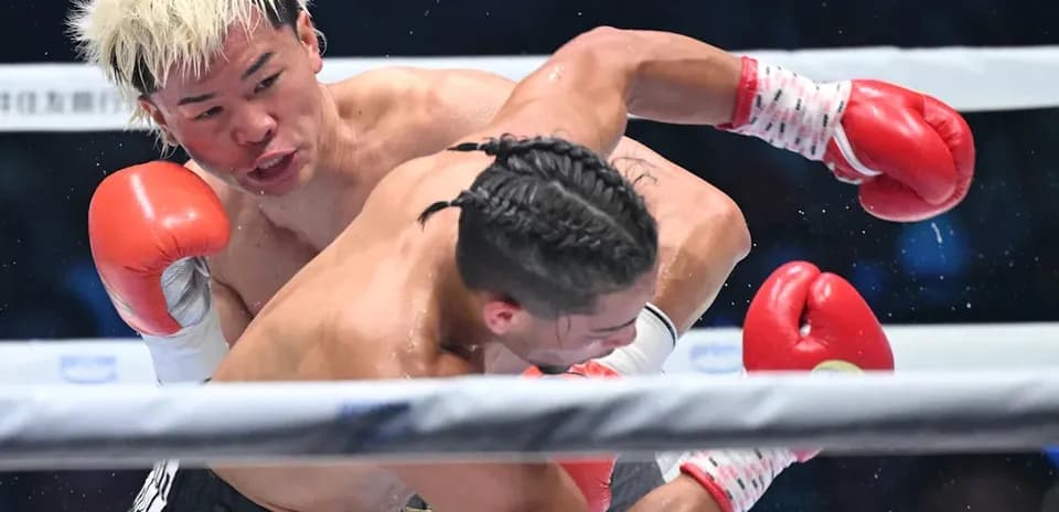 Boxeador lanzando un golpe durante la pelea