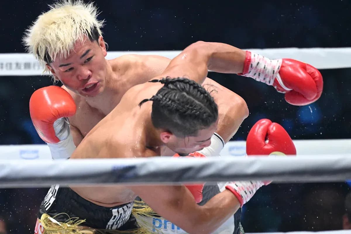 Boxeador lanzando un golpe durante la pelea