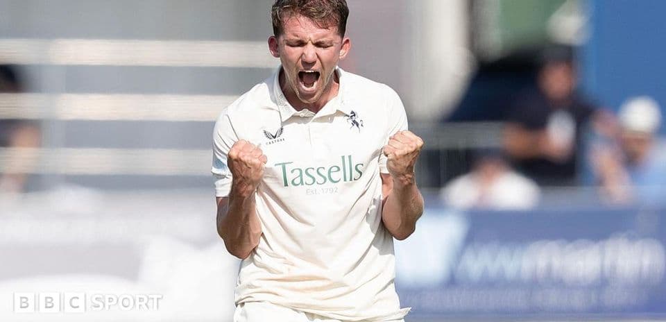 Jugador de cricket celebrando una wicket en el campo