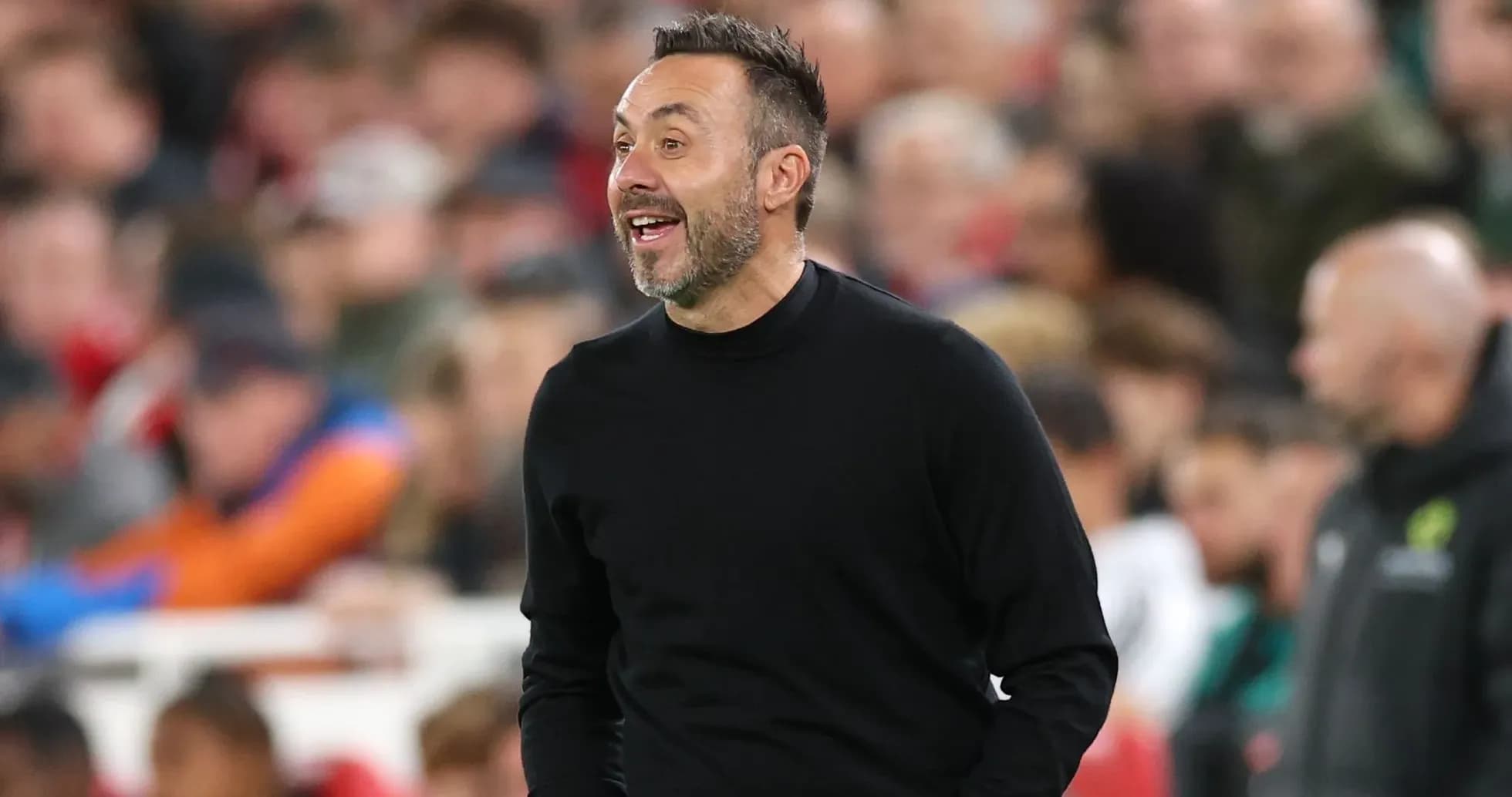 Entrenador dirigiendo al equipo en el partido