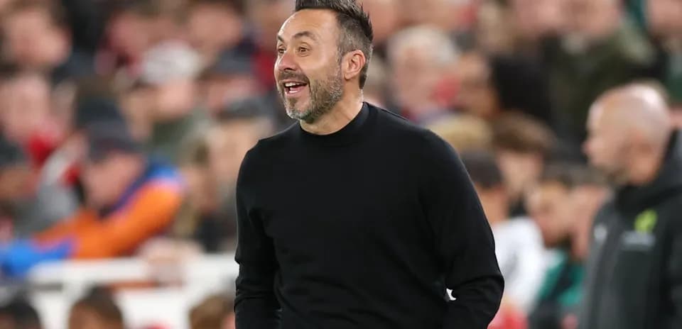 Entrenador dirigiendo al equipo en el partido