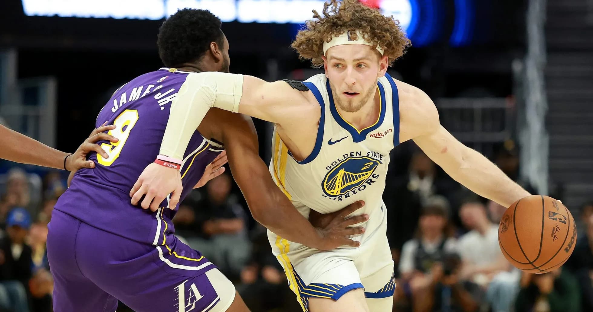Jugador de Golden State driblando mientras es defendido