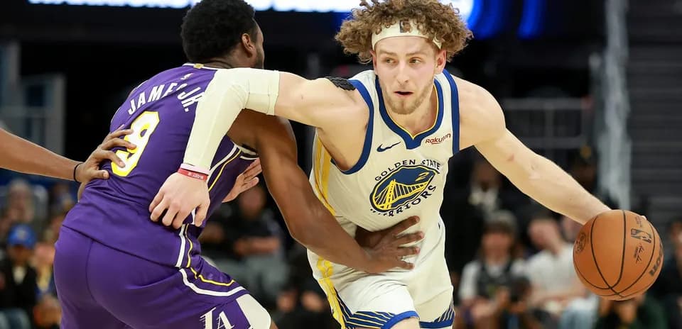Jugador de Golden State driblando mientras es defendido