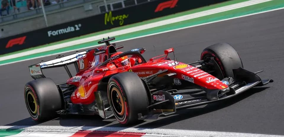 Coche de Fórmula 1 Ferrari en pista durante carrera