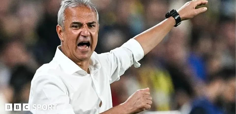 Entrenador dirigiendo al equipo durante el partido
