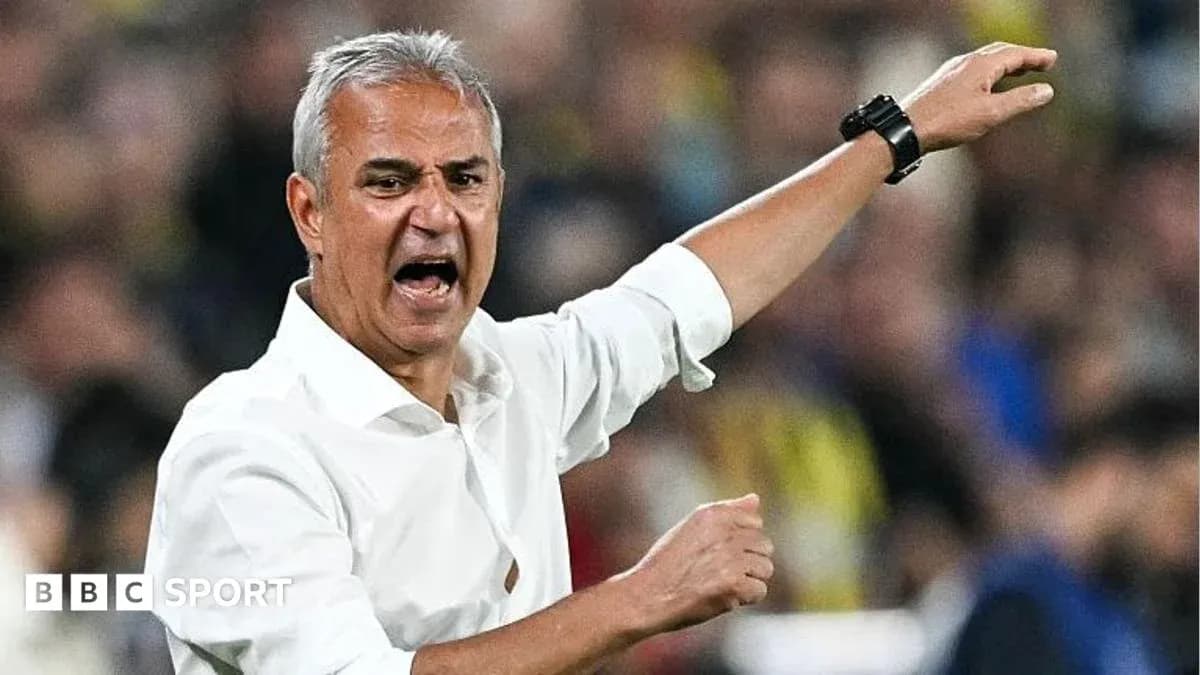 Entrenador dirigiendo al equipo durante el partido