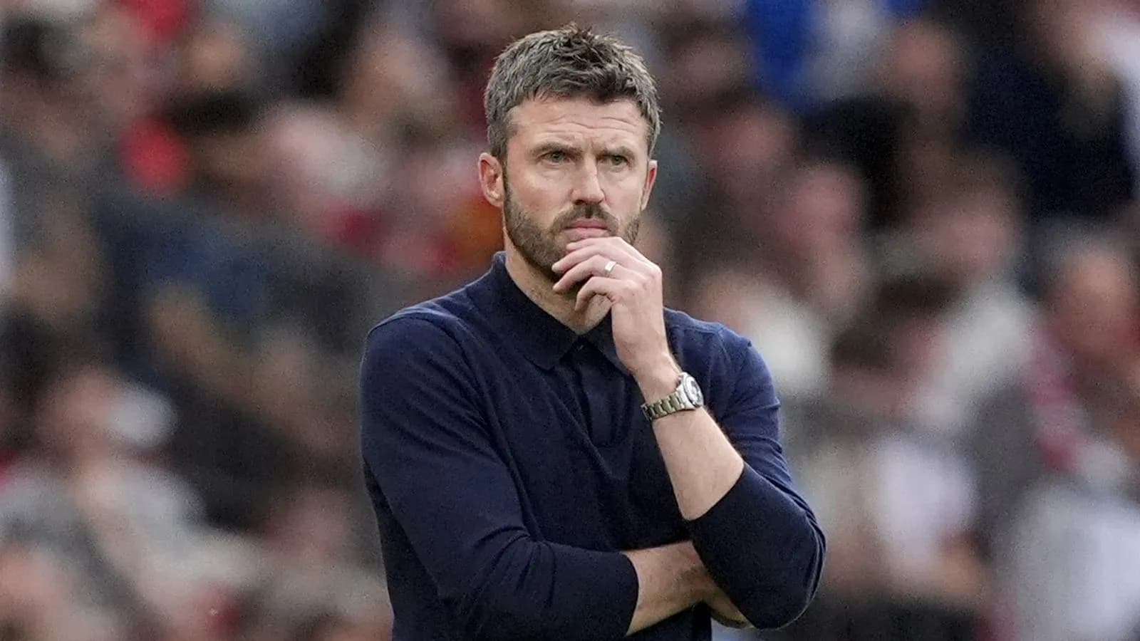 Entrenador pensativo durante el partido