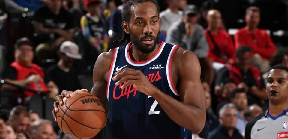 Jugador de baloncesto con balón en la cancha