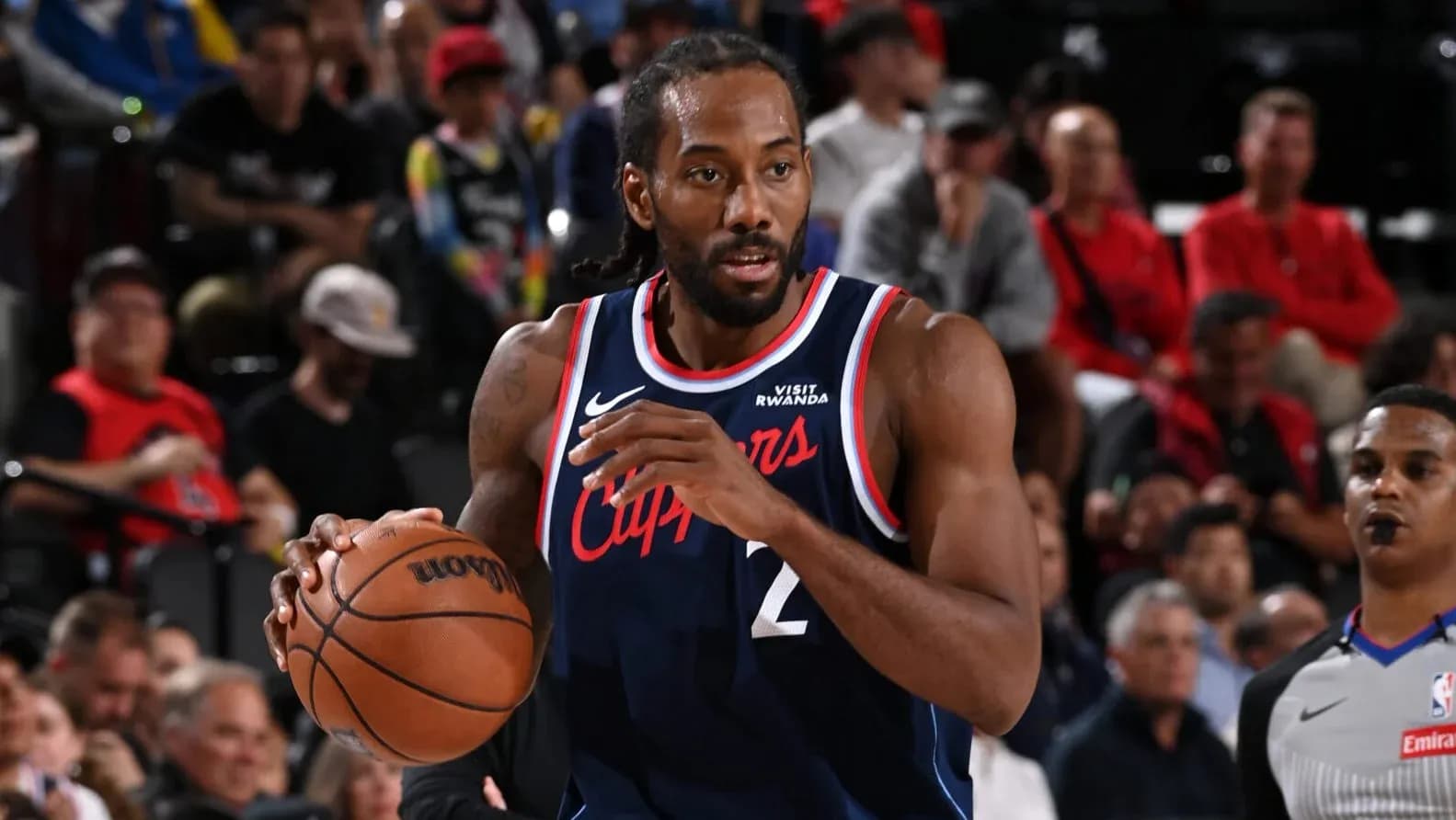 Jugador de baloncesto con balón en la cancha