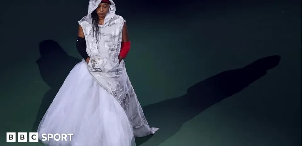 Naomi Osaka en vestido blanco y gris en la pasarela