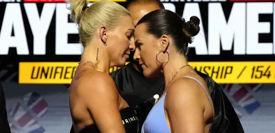 Boxeadoras cara a cara en la ceremonia de pesaje