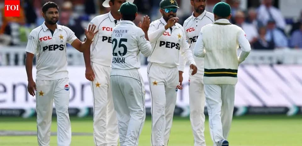 Jugadores de Pakistán celebrando una wicket en el cricket