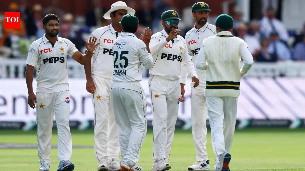 Jugadores de Pakistán celebrando una wicket en el cricket