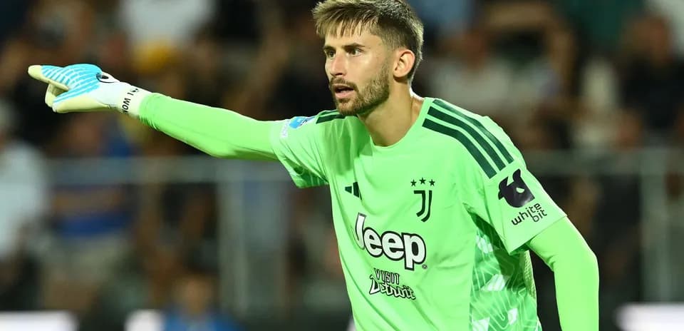 Portero de la Juventus dirigiendo a su equipo en el campo