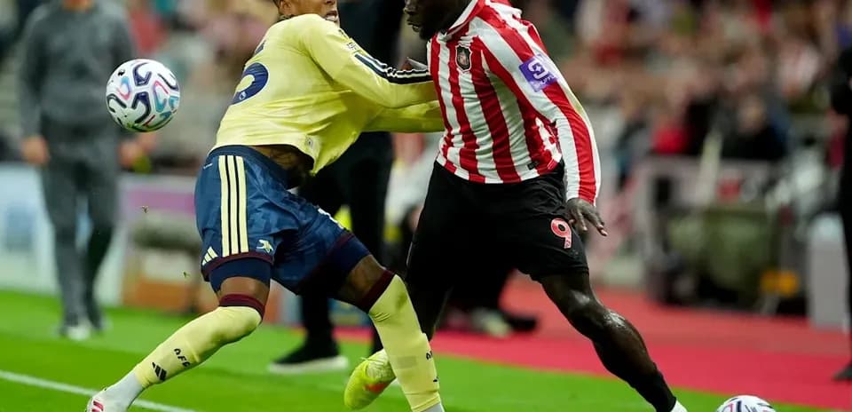 Jugadores luchando por el balón en el partido
