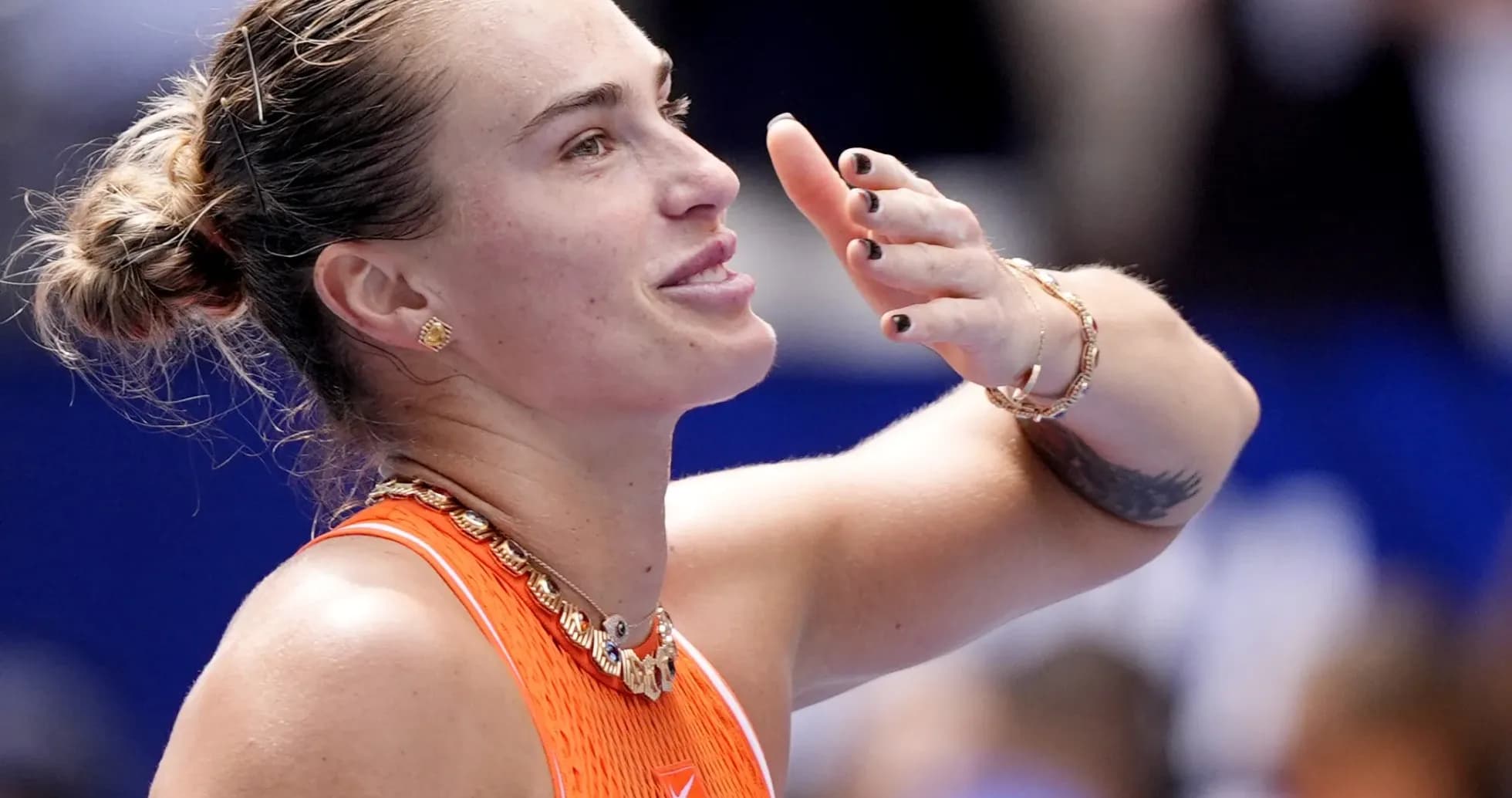 Jugadora saludando tras un partido de tenis