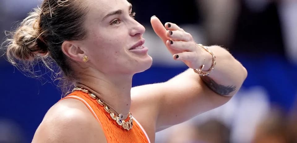 Jugadora saludando tras un partido de tenis