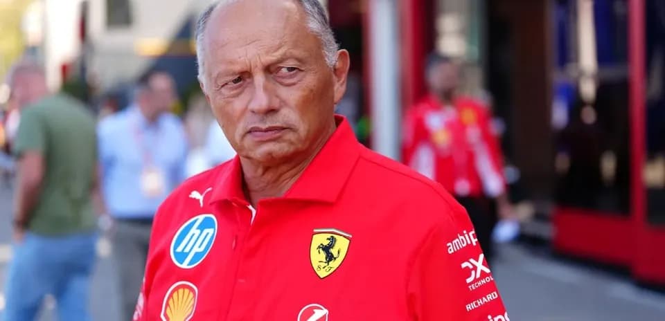 Hombre con camisa roja de Ferrari en el paddock